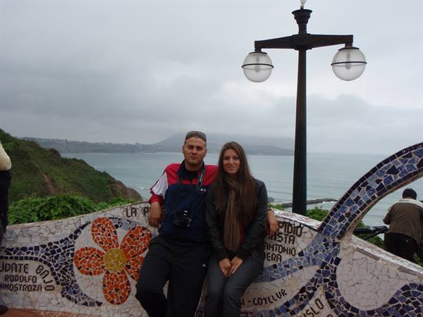 Couple sitting on the mosaic bench at Parque del Amor, Miraflores