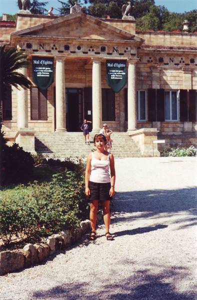 Woman in tank top and shorts in front of the Villa Mal d'Otto staircase