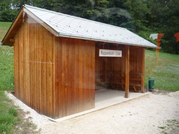 Wooden shelter with metal roof and Rappenstein - Colle sign
