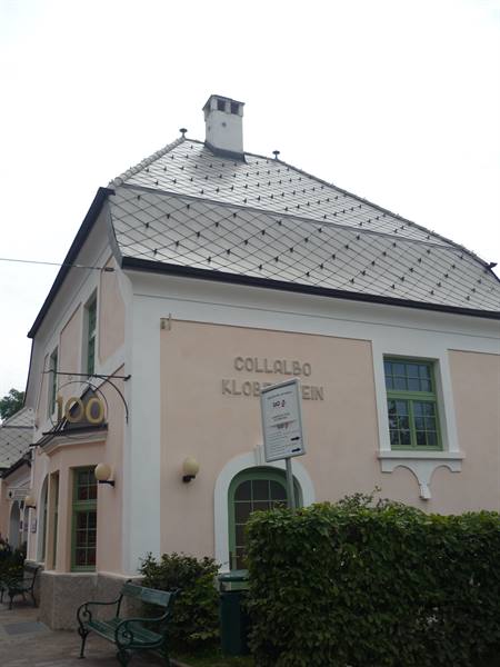 Collalbo Klobenstein station, pink facade with metal sheet roof