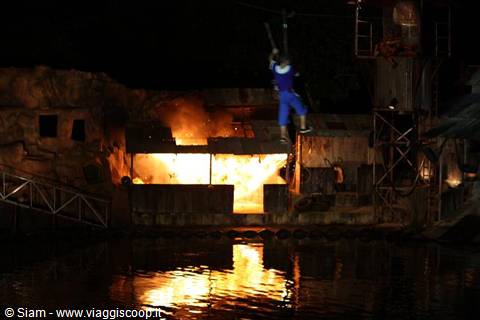 12/12/08 Phuket Stunt Show Fake fire of the location
