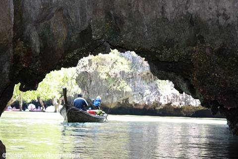 13/12/08 James Bond Island excursion, floating bar :)