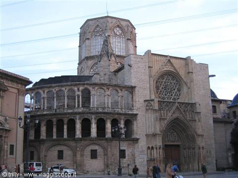 Valencia Cathedral: Gothic stone facade with rose window, apse and arcade, visitors on the square