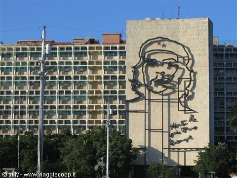 Steel mural of Che Guevara's face on a Havana building