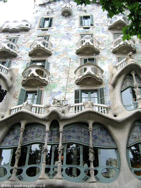 Gaudí's skeletal Casa Batlló facade with trencadís mosaic, Barcelona