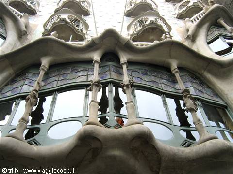 Undulating stone facade with bone-like columns and stained glass, Gaudí's Casa Batlló