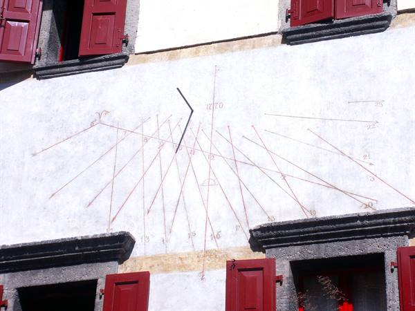 Pesariis 007 - Sundial from 1770 with Italian and transalpine time