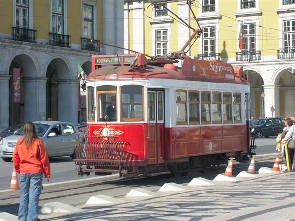 01 Lisbon - 02.06 Praça do Comércio - Trams