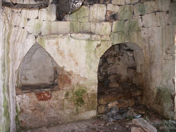08-13 - Grotta Figazzano - Abandoned trullo