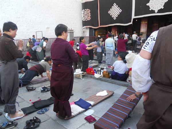 praying at the Jokhang