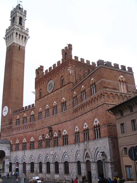 Palazzo Pubblico and Torre del Mangia in brick, Siena, tourists below
