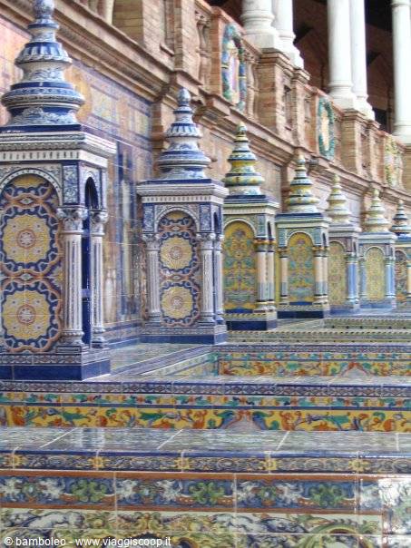 Plaza de España in Seville: rows of blue and yellow tiled alcoves