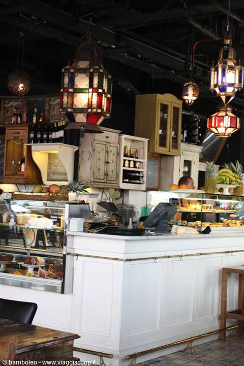 Café with white counter, colorful Moroccan lanterns and fresh fruit