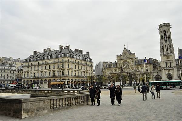 Louvre area