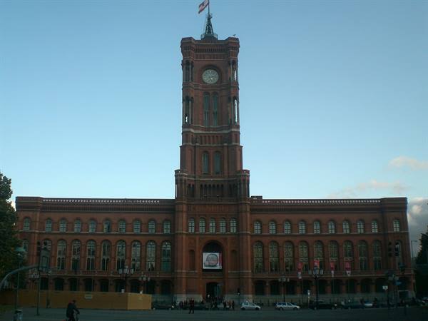 The town hall (Rathaus)