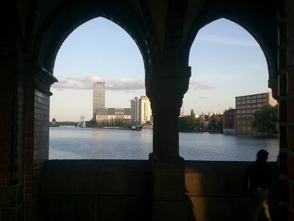 Under the Oberbaum bridge