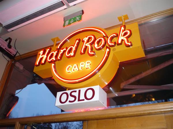 Hard Rock Cafe Oslo neon sign glowing in red and yellow