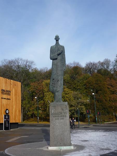 Bronze statue of King Haakon VII on stone base, Oslo, daylight