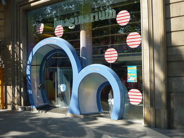 Ingresso del negozio Imaginarium con archi azzurri e cerchi rossi