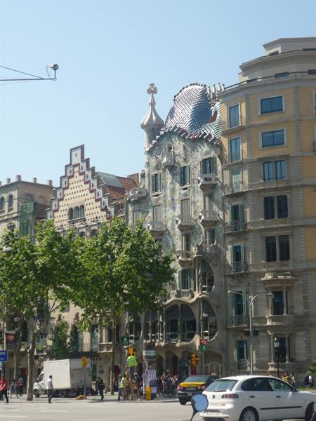 La Casa Batlló di Gaudí illumina Passeig de Gràcia sotto il sole