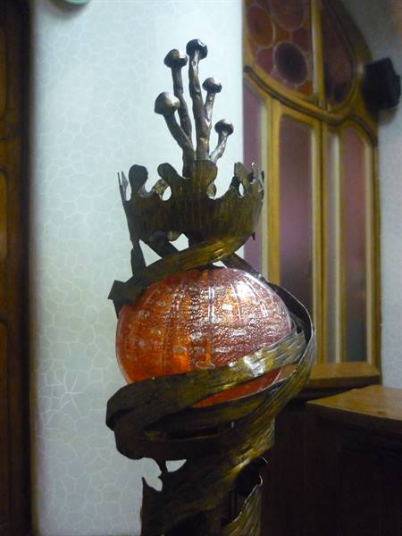 Lampada forgiata in ferro battuto con sfera arancio, Casa Batlló