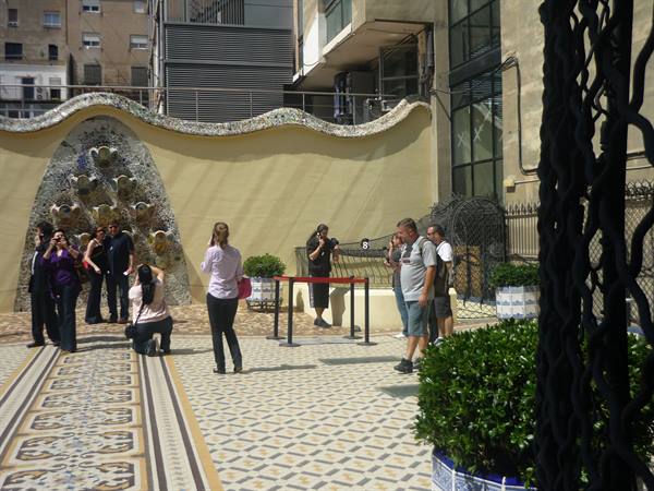 Turisti fotografano la facciata ondulata di mosaici della Pedrera, Barcellona