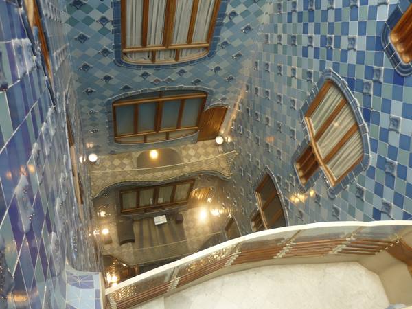 Casa Batlló: pozzo di luce rivestito di ceramiche blu a scacchi, guardando dall'alto