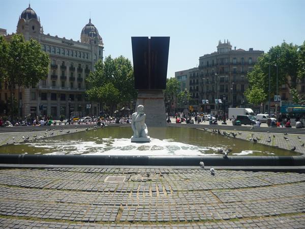 Plaza de Catalunya: fontana con statua tra i piccioni, monumento al centro