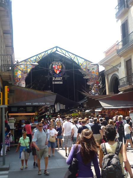 Folla davanti all'ingresso colorato del Mercat de la Boqueria