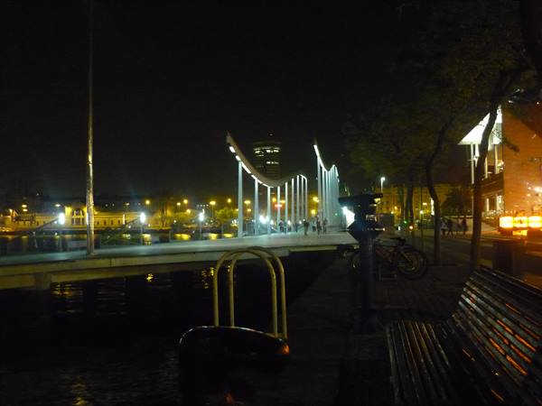 Passeggiata notturna sul porto di Barcellona, pedane illuminate sul lungomare