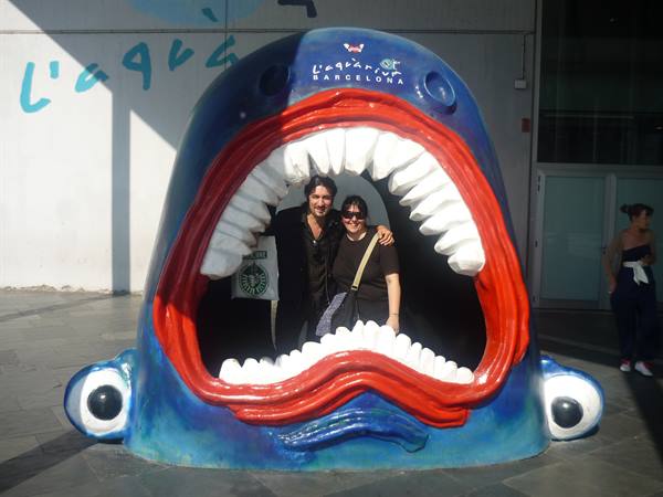 Couple posing inside the giant fish sculpture at L'Aquàrium Barcelona