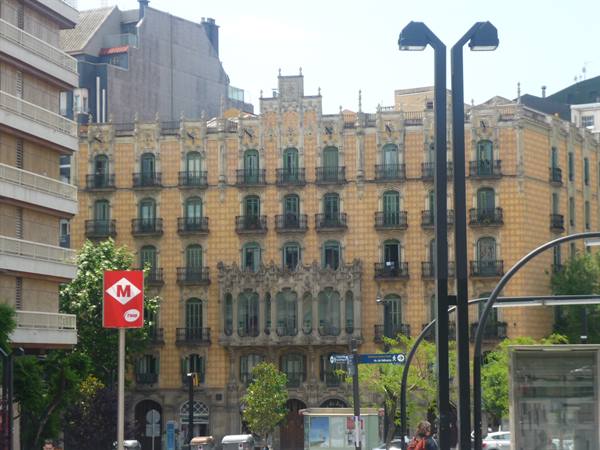 Barcelona, Plaça de Catalunya: modernista building with bay windows, metro sign