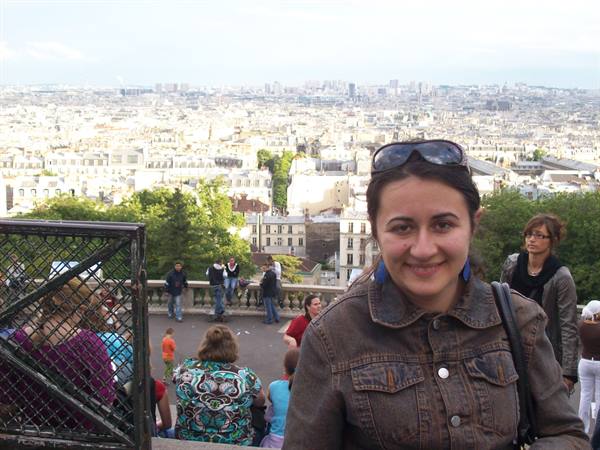Rossana at Sacré-Cœur, the city in the background seen from above