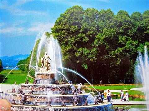 The fountain towards the lake
