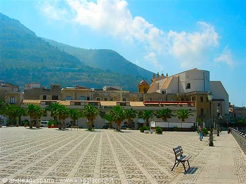 The square with the hotel
