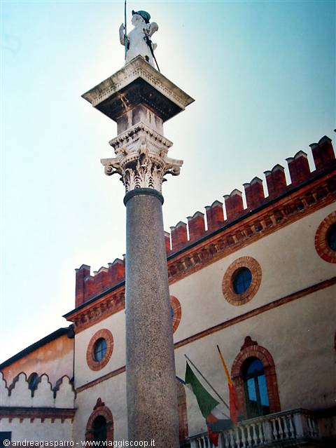 Column of San Todaro with winged lion, Venice