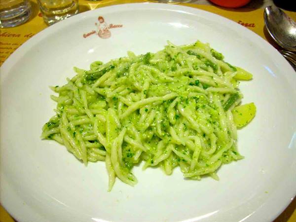 The trofie with pesto, potatoes and green beans of the Osteria Bacco