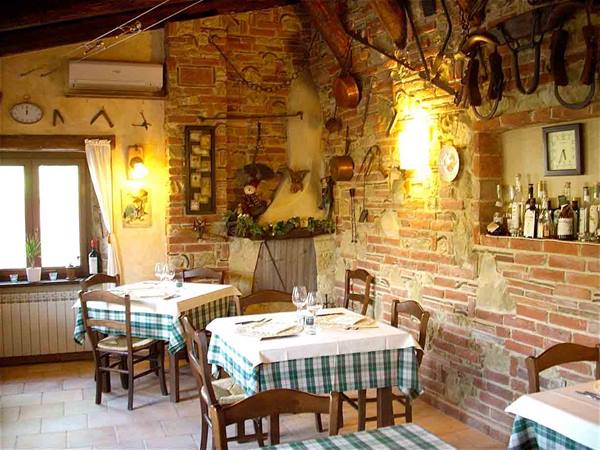 The characteristic dining room of the Trattoria La Serignola