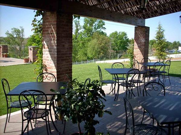 In the outdoor area of the Ristorante Vino e Cucina of Castel San Giovanni