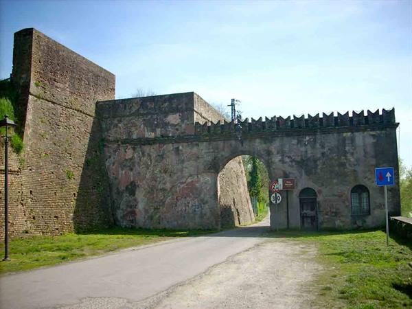 Walk along the ancient walls