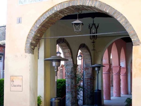 Piazza Municipio, entrance of Ristorante Da Giacomo