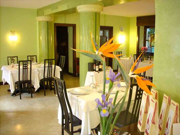 In the dining rooms of Ristorante Quintilio of Altare