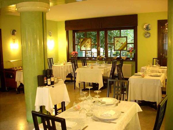 In the dining rooms of Ristorante Quintilio of Altare