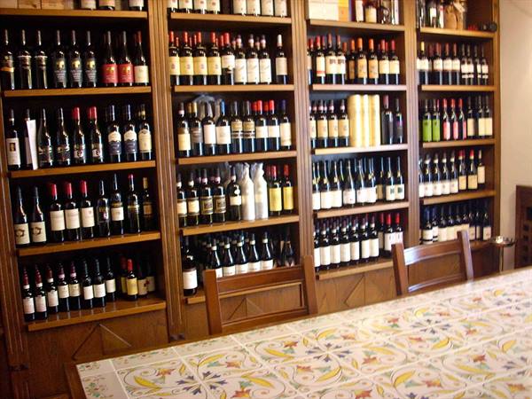 The wine shop of Ristorante Quintilio