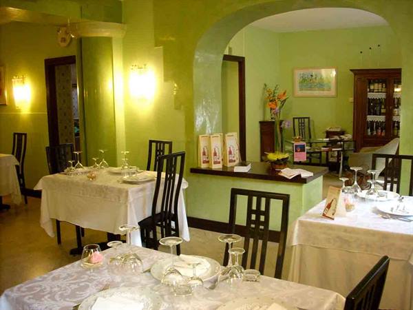 In the dining rooms of Ristorante Quintilio of Altare