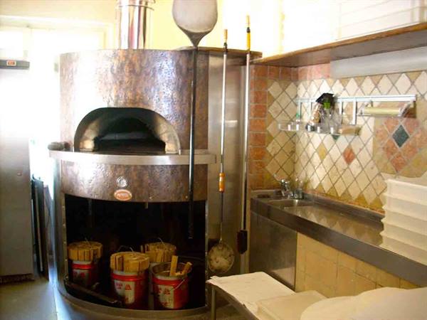 The wood-fired oven of Ristorante Pizzeria Caffe del Tranvai