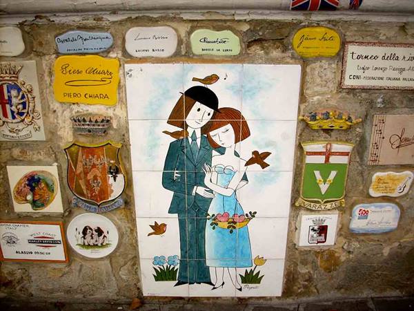 "Amoreux" by Raymond Peynet, on the Muretto