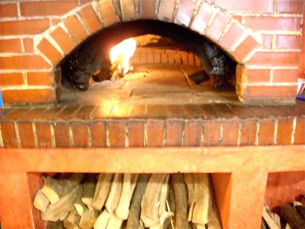 The wood-fired oven of Ristorante Pizzeria Giulisse
