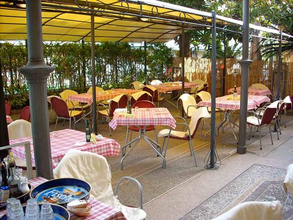 The outdoor area of Ristorante Enoteca "Perche no" in Varazze