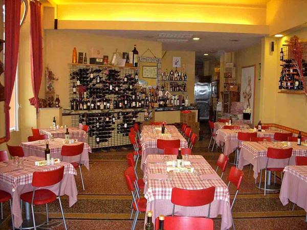 The dining room of Ristorante Enoteca "Perche no"